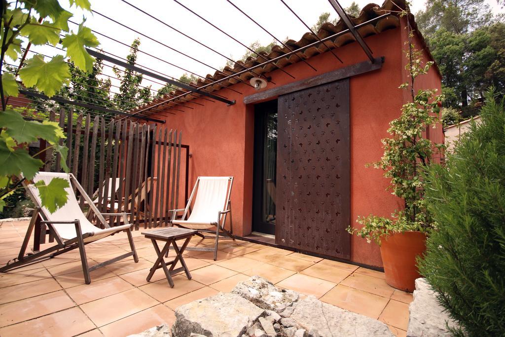 Les Pierres Sauvages Bed & Breakfast Besse-sur-Issole Екстериор снимка