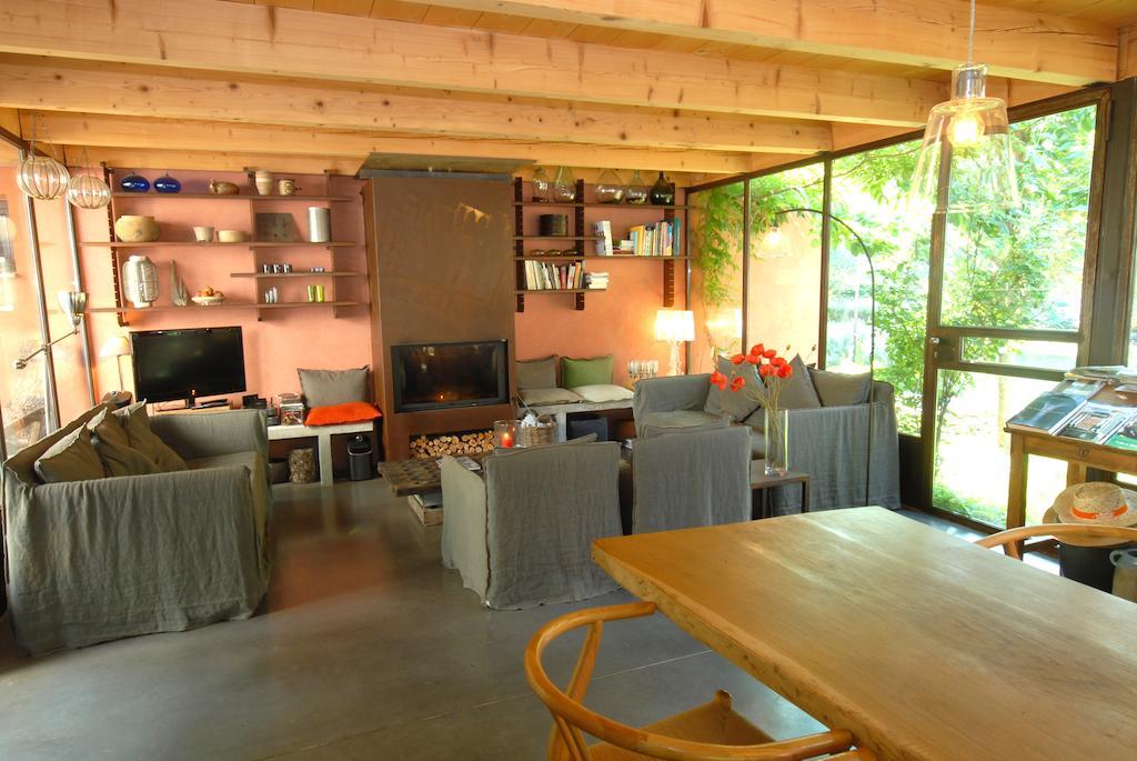 Les Pierres Sauvages Bed & Breakfast Besse-sur-Issole Екстериор снимка