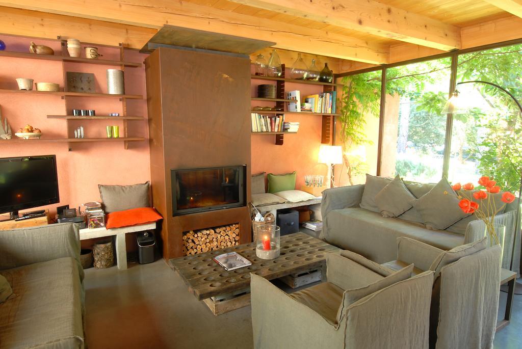 Les Pierres Sauvages Bed & Breakfast Besse-sur-Issole Екстериор снимка