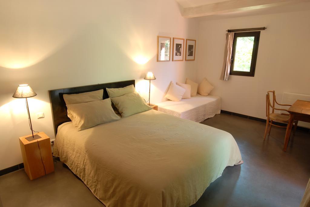 Les Pierres Sauvages Bed & Breakfast Besse-sur-Issole Стая снимка
