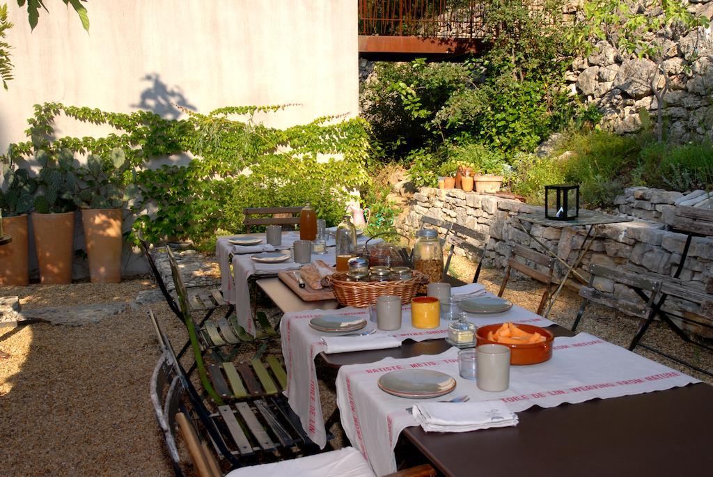 Les Pierres Sauvages Bed & Breakfast Besse-sur-Issole Екстериор снимка