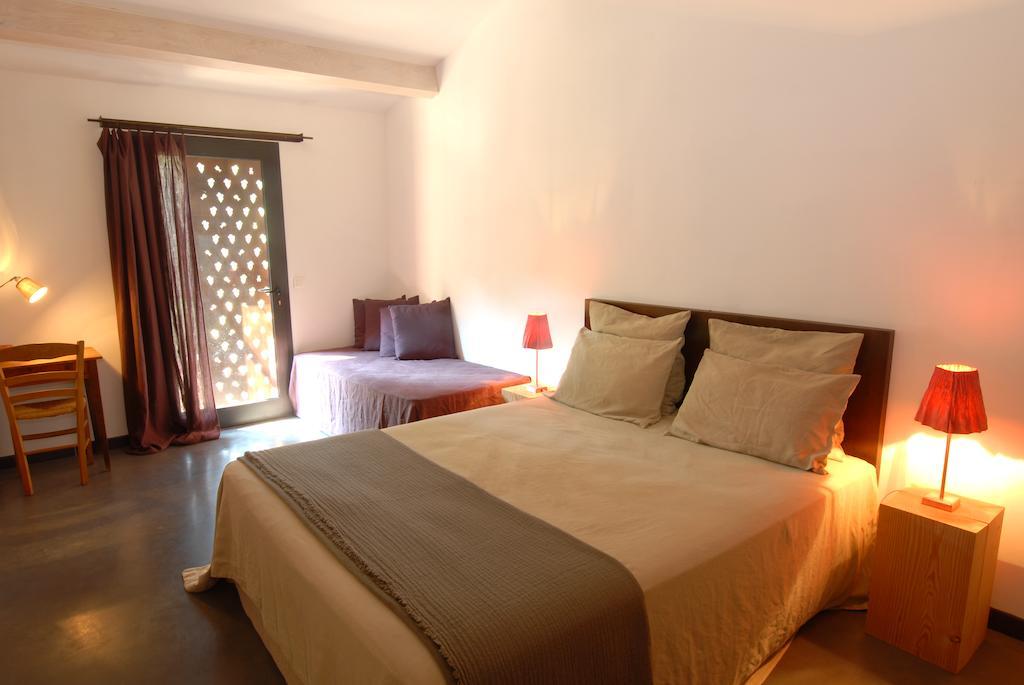Les Pierres Sauvages Bed & Breakfast Besse-sur-Issole Стая снимка