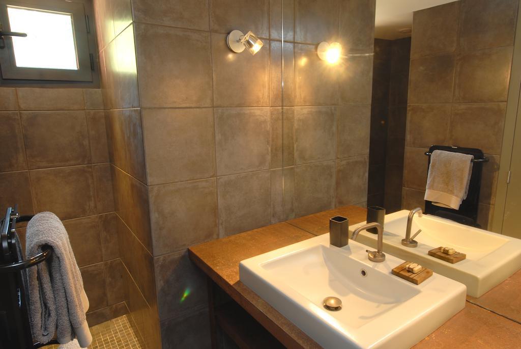 Les Pierres Sauvages Bed & Breakfast Besse-sur-Issole Стая снимка